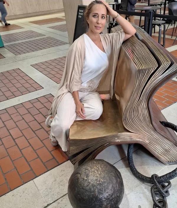 Escritora Rosana Minguez ropa blanca